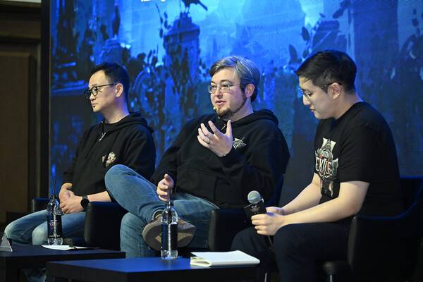 - 인터뷰 중인 조나단 로저스 개발 총괄