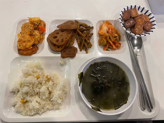 명동성당 가톨릭회관 구내식당 점심식사. 가격은 5500원. /현정민 기자