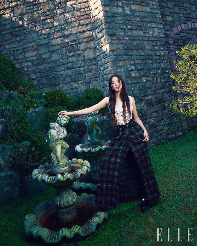 크로셰 울 톱과 버진 울 스커트, 멀티 버클 부츠, 하네스 벨트는 모두 Dior.