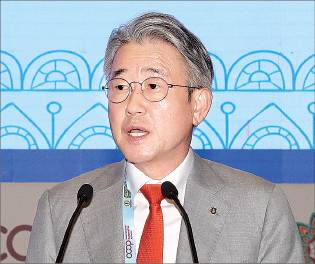 강호동 농협중앙회장이 ‘국제협동조합연맹(ICA) 글로벌 협동조합 콘퍼런스’에서 기념사를 하고 있다.