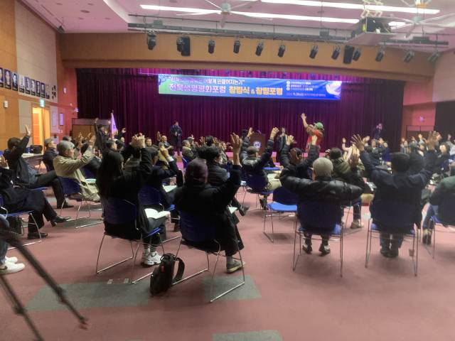 ▲전북생명평화포럼은 100인의 회원과 '1000인의 목소리'를 위한 전북도민들을 모아가는 사업에 집중하고 중장기적으로는 순례사업과 '모악산 생명평화학교'의 조직적 기반을 확보하기 위해 노력할 뜻을 밝혔다. 생명평화합굿 퍼포먼스를 하는 모습 ⓒ프레시안