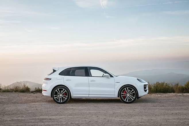 포르쉐 신형 카이엔 터보 E 하이브리드 측면