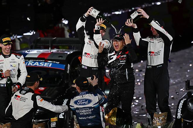 포디엄 정상에서 제조사 챔피언의 기쁨을 만끽하는 토요타 아키오 회장. 사진 토요타 공동취재단