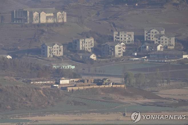 스타벅스에 바라본 북한 마을 풍경 (김포 AP=연합뉴스) 29일 김포시 애기봉평화생태공원 전망대에서 바라본 북한 모습. 2024.11.30
