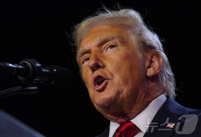 지난 11월 6일(현지시간) 미국 플로리다주 웨스트 팜 비치의 팜 비치 카운티 컨벤션 센터에서 공화당 대선 후보이자 전 미국 대통령인 도널드 트럼프가 지지자들에게 연설하고 있다. ⓒ 로이터=뉴스1 ⓒ News1 류정민 특파원