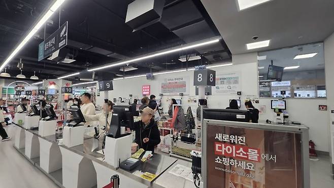 지난달 말 서울 중랑구 다이소 홈플러스 상봉점 계산대에서 고객들이 줄을 서고 있다. 사진=노유정 기자