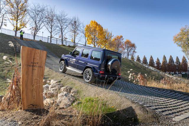 벤츠 G클래스 차량이 30도 각도의 오르막길을 일정속도로 오르고 있다. 벤츠코리아 제공