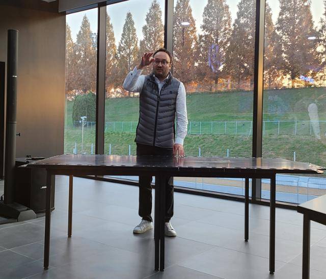 11월 12일 경기 용인시 메르세데스-벤츠 SUV 익스피리언스 센터에서 플로리안 호프백 벤츠 고전압 배터리 개발·충전 시스템 총괄 매니저가 G580에 적용된 하부 패널을 보여주며 설명하고 있다. 용인=연합뉴스