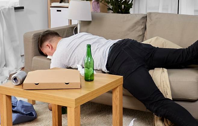 숙취로 인한 두통이 특히 심한 상태라면 ‘아세트알데하이드’를 분해하는 음식을 먹는 게 좋다./사진=클립아트코리아