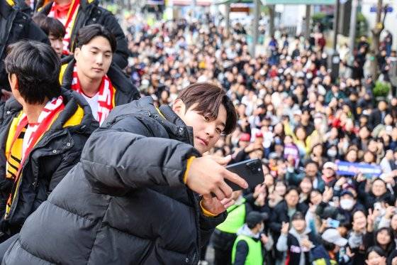 (서울=뉴스1) 김진환 기자 = 30일 광주 동구 금남로 일대에서 열린 프로야구 KIA 타이거즈 한국시리즈 우승 기념 카퍼레이드에서 김도영이 시민들과 함께 셀피를 찍으며 추억을 남기고 있다. (KIA 타이거즈 제공) 2024.12.1/뉴스1