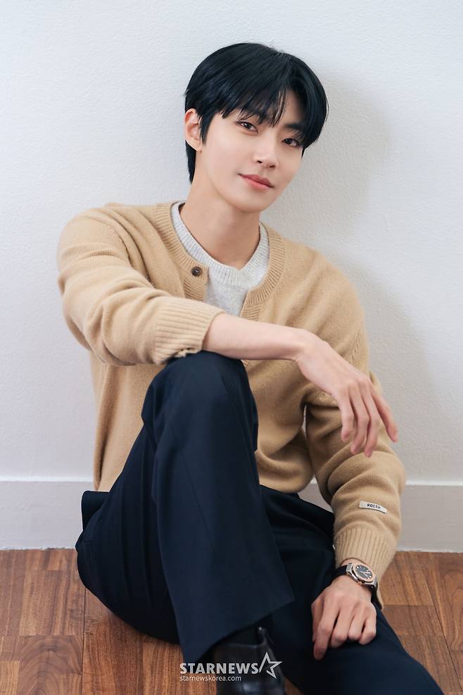 JTBC 수요드라마 '조립식 가족'의 배우 황인엽이 28일 진행된 라운드 인터뷰를 위해 포즈를 취하고 있다. /사진제공=케이엔스튜디오 2024.11.28 /사진=이동훈 photoguy@