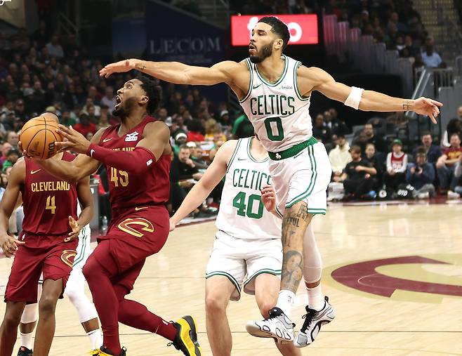 클리블랜드 캐벌리어스의 도노반 미첼이 2일 열린 NBA 보스턴 셀틱스 홈 경기의 1쿼터에 골 밑 공격을 하고 있다. /UPI 연합뉴스