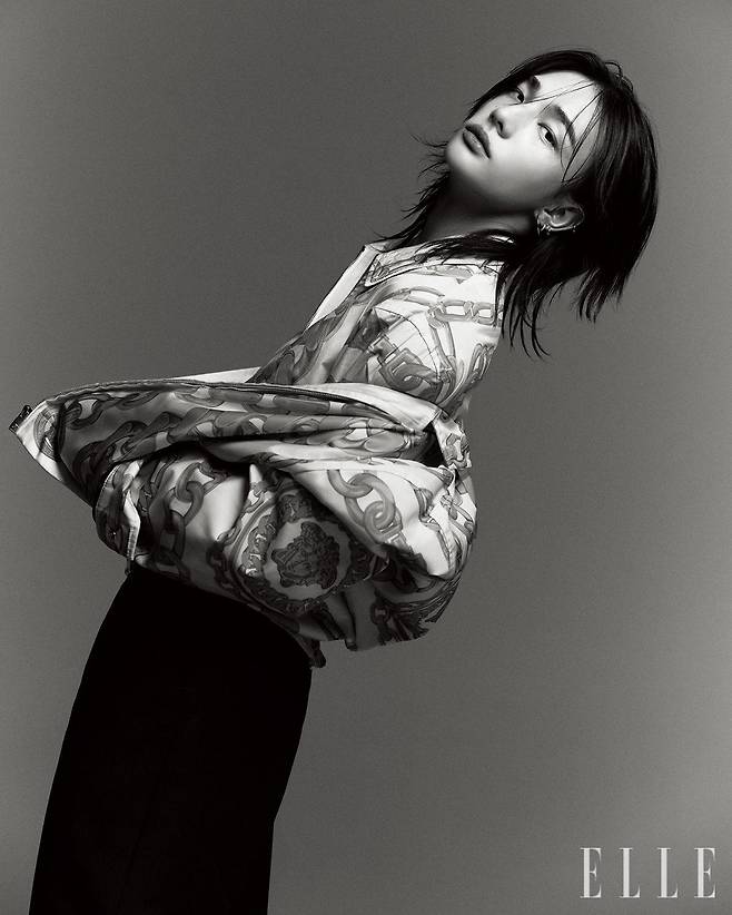 체인 프린트 셔츠와 나일론 재킷, 울 팬츠는 모두 Versace.