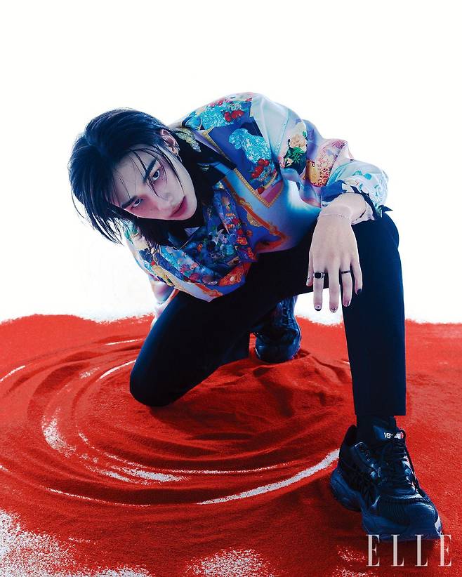 화려한 플라워 프린트 실크 셔츠와 레이어드로 연출한 실크 셔츠, 울 팬츠, 블랙 ‘머큐리’ 스니커즈는 모두 Versace.