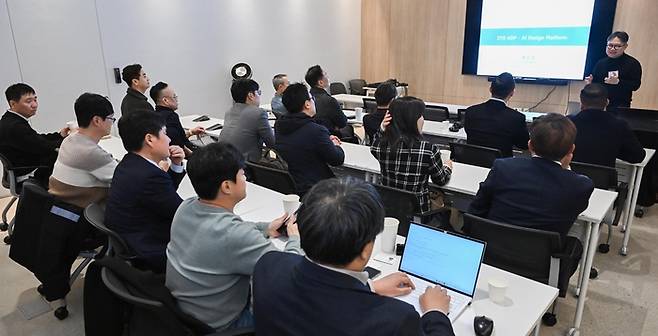 11월 정보통신 미래모임이 26일 서울 강남구 청담곰빌딩에서 열렸다. 엄신조 직스테크놀로지 대표가 발표하고 있다. 이동근기자 foto@etnews.com