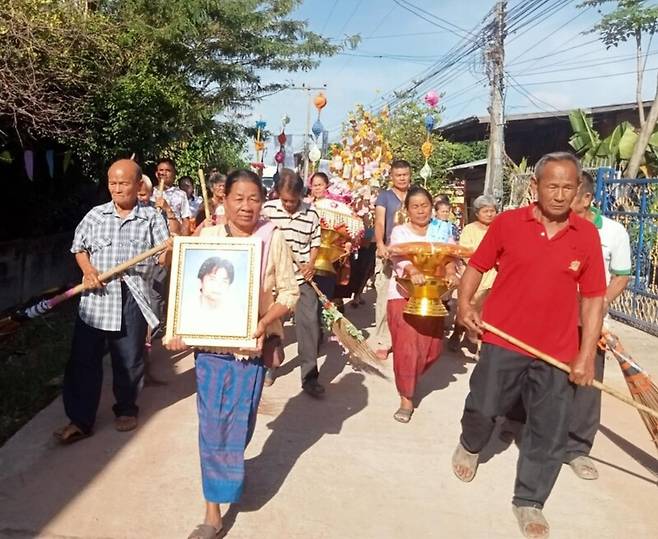 2023년 3월 경기 포천의 한 돼지 농장에서 일하다 사망한 뒤 야산에 유기된 타이 출신 이주노동자 분추 프라바세눙의 장례가 고국에서 치러지고 있다. 유족 제공