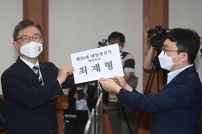 국민의힘 대권 주자인 최재형 전 감사원장이 2021년 7월26일 오전 경기도 과천시 중앙선거관리위원회에서 제20대 대통령선거 예비후보 등록을 하고 있다. 국회사진기자단