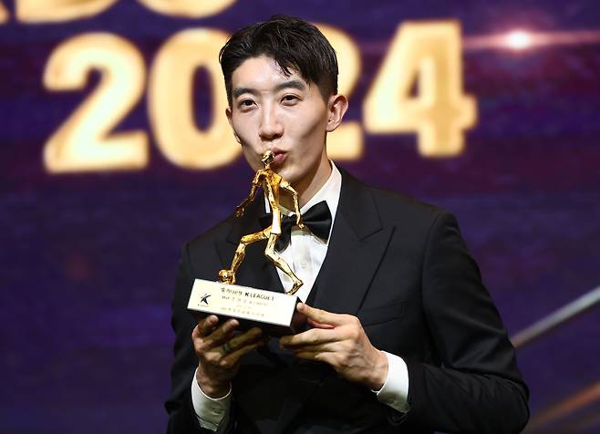 <yonhap photo-3530=""> 2024 K리그1 MVP 조현우 (서울=연합뉴스) 류영석 기자 = 29일 오후 서울 서대문구 스위스그랜드호텔에서 열린 K리그 2024 대상 시상식에서 K리그1 최우수선수상(MVP)을 수상한 울산HD 조현우가 트로피와 함께 기념촬영을 하고 있다. 2024.11.29 ondol@yna.co.kr/2024-11-29 17:17:23/ <저작권자 ⓒ 1980-2024 ㈜연합뉴스. 무단 전재 재배포 금지, AI 학습 및 활용 금지></yonhap>