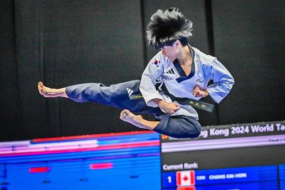 홍콩에서 열린 세계태권도연맹(WT) 세계품새선수권대회 남자 17세 이하 프리스타일 부문에서 우승한 15세 변재영의 발차기. 사진 세계태권도연맹