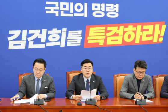 더불어민주당 박찬대 원내대표가 지난달 19일 오전 서울 여의도 국회에서 열린 원내대책회의에서 발언하고 있다. 〈사진=연합뉴스〉