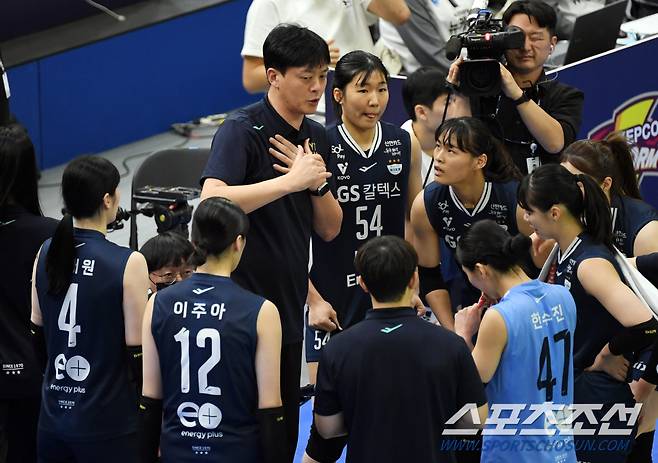 3일 수원체육관에서 열린 V리그 현대건설과 GS칼텍스의 경기. GS칼텍스 이영택 감독이 작전 지시를 하고 있다. 수원=박재만 기자 pjm@sportschosun.com/2024.12.03/
