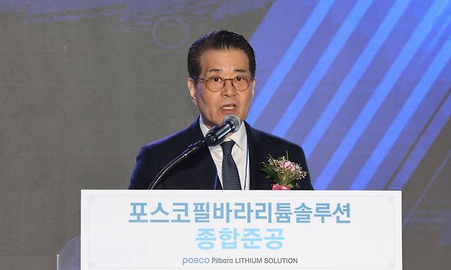 장인화 포스코그룹 회장이 11월 29일 전남 광양시 율촌산단 내 ㈜포스코필바라리튬솔루션에서 열린 리튬공장 종합 준공식에서 기념사를 하고 있다./연합뉴스