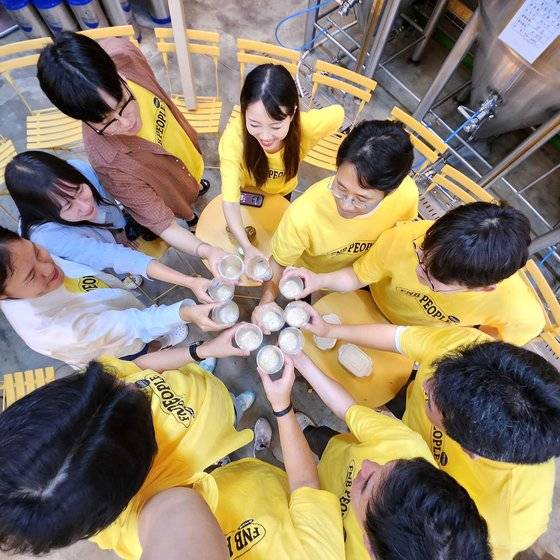 충남에서 진행한 워케이션에 참여한 직장인들이 일을 마치고 체험활동을 하며 즐거운 시간을 보내고 있다.