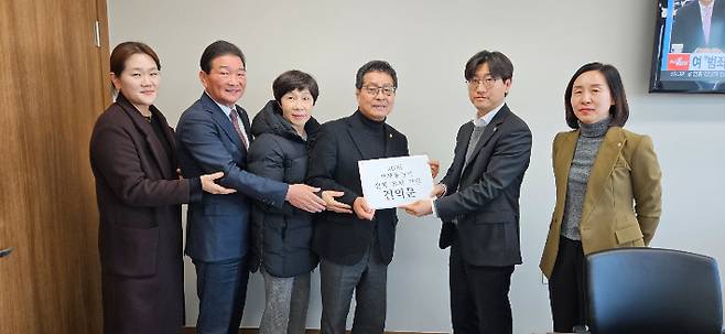 2일 전북체육회 임원들이 대한체육회를 찾아 2036 하계올림픽의 전북 유치 건의문을 전달했다. 전북체육회 제공