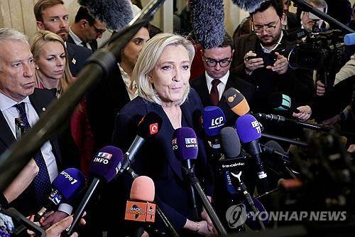정부 해산시키겠다는 극우 르펜 (파리 AFP=연합뉴스) 마린 르펜 국민연합(RN) 하원 원내대표가 2일(현지시간) 기자들에게 정부에 대한 불신임안을 발의하겠다고 발표하고 있다. 2024.12.02.