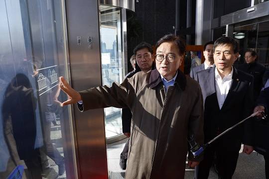 우원식 국회의장이 4일 오전 서울 여의도 국회에서 간밤에 윤석열 대통령의 비상계엄 선포로 국회로 진입했던 계엄군의 흔적을 살펴보고 있다. 사진=뉴스1