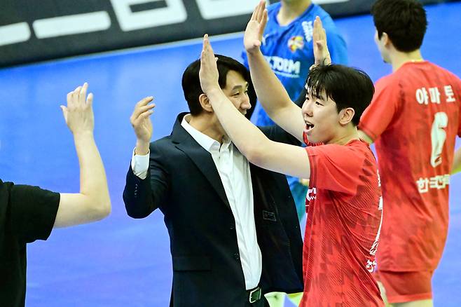 한국전력 윤하준(오른쪽)이 권영민 감독의 축하를 받고 있다. 사진 | 한국배구연맹