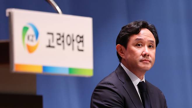 최윤범 고려아연 회장이 13일 서울 중구 대한상의에서 열린 기자회견에 앞서 인사하고 있다. 고려아연은 이날 열린 이사회에서 일반공모 유상증자 결정을 철회했다. /뉴스1