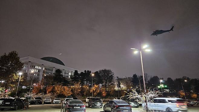 윤석열 대통령이 긴급 담화를 통해 비상계엄을 선포한 가운데 2024년 12월3일 밤 여의도 국회의사당 위에 헬기들이 떠 있다.연합뉴스