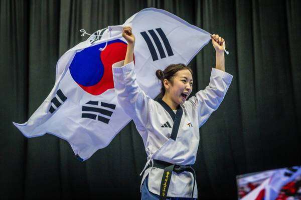 2024 WT 세계태권도품새선수권대회 여자 30세 이하부 공인품새에서 우승, 3개 종별에 걸쳐 대회 3연패를 달성한 이주영이 태극기를 들고 경기장을 돌며 세리머니를 펼치고 있다. 세계태권도연맹 제공