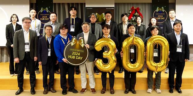 KB금융그룹 조영서 디지털부문 부사장이(아랫줄 왼쪽에서 네 번째) 「2024 HUB Day」에 참석한 스타트업의 임직원들과 기념촬영을 하고 있다 /사진제공=KB금융그룹