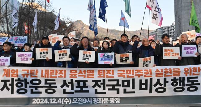 민노총 “계엄 규탄” 윤석열 대통령이 6시간 만에 비상계엄을 해제한 가운데 4일 오전 서울 종로구 광화문광장에서 열린 집회에 참석한 민주노총 조합원들과 참가자들이 총파업을 선언하고 윤 대통령 퇴진을 주장하고 있다. 백동현 기자