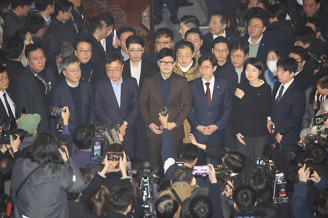 윤석열 대통령이 3일 밤 긴급성명을 통해 비상계엄을 선포한 가운데 4일 새벽 서울 영등포구 여의도 국회에서 국민의힘 한동훈 대표가 입장을 밝히고 있다. ⓒ연합뉴스