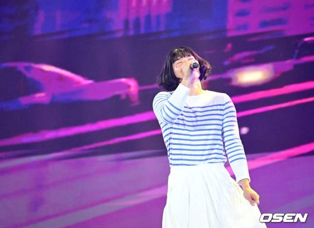 KIA 김도영이 지난달 30일 오후 광주 서구 김대중컨벤션센터에서 열린 KIA 타이거즈의 한국시리즈 12번째 우승을 축하하는 V12행사에서 열창하고 있다.