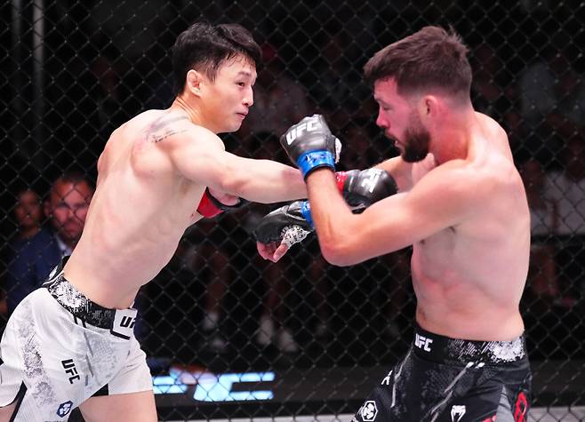 최두호(왼쪽)가 빌 알지오를 꺾었다. 사진=UFC