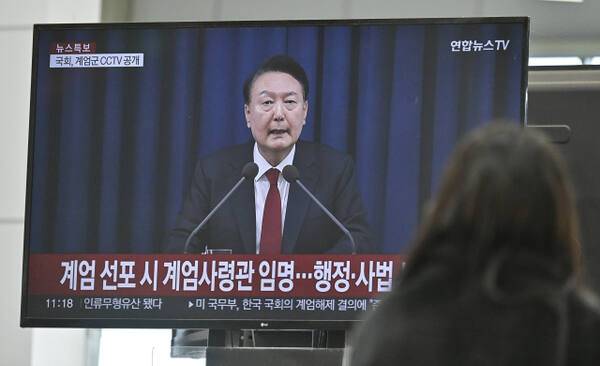 계엄령이 해제된 4일 오전 오산역환승센터에서 시민들이 역내에 설치된 TV를 통해 뉴스를 계속해서 지켜보고 있다. 홍기웅기자