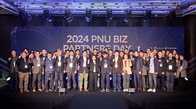 부산대기술지주가 ‘PNU Biz Partners Day’를 열고 기념촬영하고 있다. 부산대학교 제공