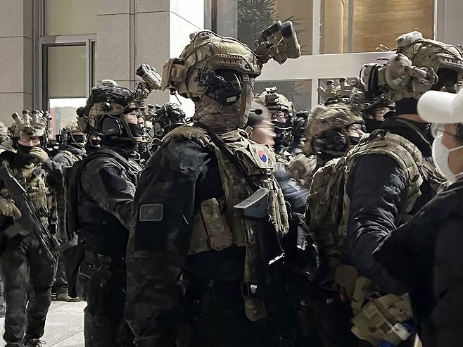 윤석열 대통령이 비상계엄을 선포한 가운데 4일 새벽 서울 여의도 국회의사당에 무장한 계엄군이 진입을 시도하고 있다. 연합뉴스