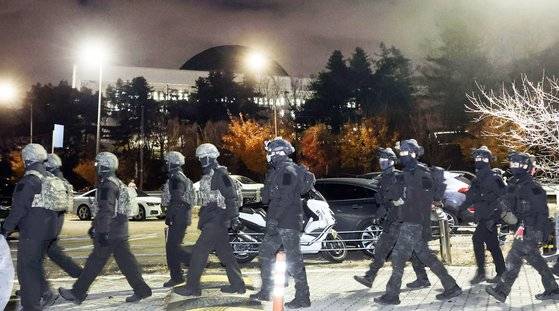 윤석열 대통령이 계엄령을 선포한 다음 날인 4일 국회에서 비상계엄 해제 요구 결의한이 통과된 뒤 출동했던 군병력이 철수하고 있다. 김성룡 기자