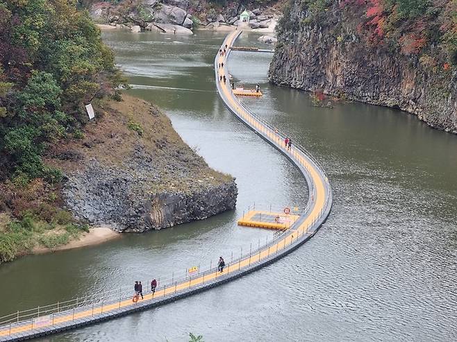 물 위에 부교를 띄워 트레킹을 즐길 수 있도록 만든 인공길인 ‘한탄강 물윗길’ 전경. 철원군 제공