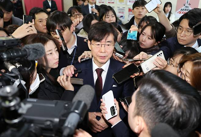 조경태 국민의힘 의원이 6일 오전 국회에서 열린 긴급최고위원회에서 나와 입장을 밝히고 있다. 연합뉴스