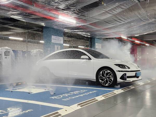 육송㈜이 6일 오전 인천 중구 영종도 모히건 인스파이어 엔터테인먼트 리조트 주차장에서 전기차 화재 확산 방지 시스템 시연 행사를 하고 있다. 이 시스템은 전기차 화재를 감지하면 차량 하부 배터리를 향해 바닥에서 물이 뿜어져 나온다. 황남건기자