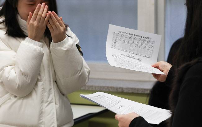 “아, 떨려…” 2025학년도 대학수학능력시험(수능) 성적표 배부일인 6일 대구 수성구 대구여자고등학교 3학년 교실에서 한 학생이 수능 성적표를 전달받고 있다. 연합뉴스