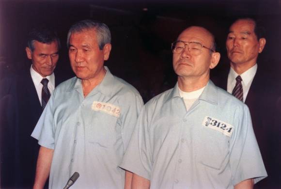 1996년 8월 26일 12.12 및 5.18사건 선고공판에서 전두환, 노태우 피고인이 재판 시작에 앞서 서있는 모습. 연합뉴스