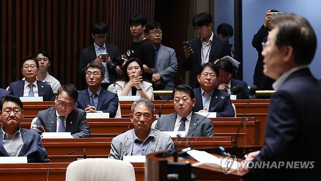 이재명 바라보는 민주당 의원들 (서울=연합뉴스) 신준희 기자 = 더불어민주당 이재명 대표가 11일 국회에서 열린 의원총회에서 발언을 하고 있다. 2024.6.11 hama@yna.co.kr