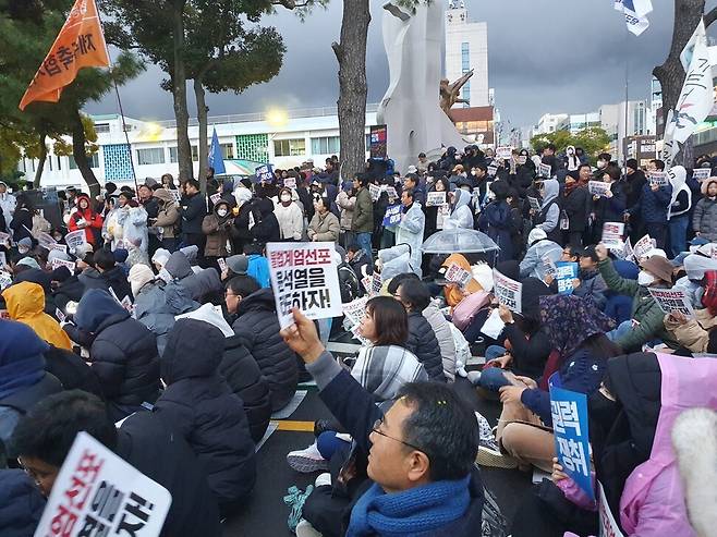 윤석열 즉각 퇴진 요구 제주도민대회가 7일 오후 5시 3천여명의 시민이 제주시청 앞 도로를 가득 메운 가운데 열렸다. 허호준 기자